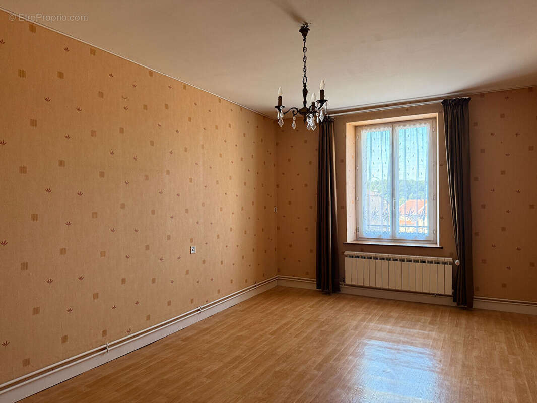 Maison à NEUFCHATEAU