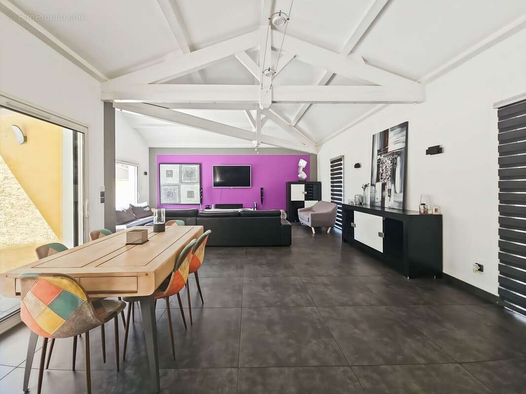 Maison à UNIAS