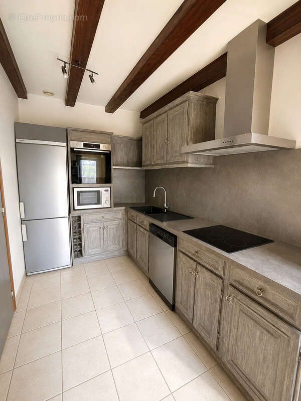 À seulement 8 minutes en voiture de TOURS, découvrez cette maison familiale aux volumes généreux et au cadre v - photo 5