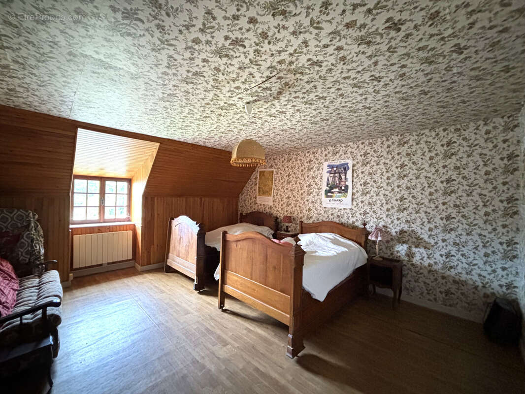 Maison à EGLISENEUVE-D'ENTRAIGUES