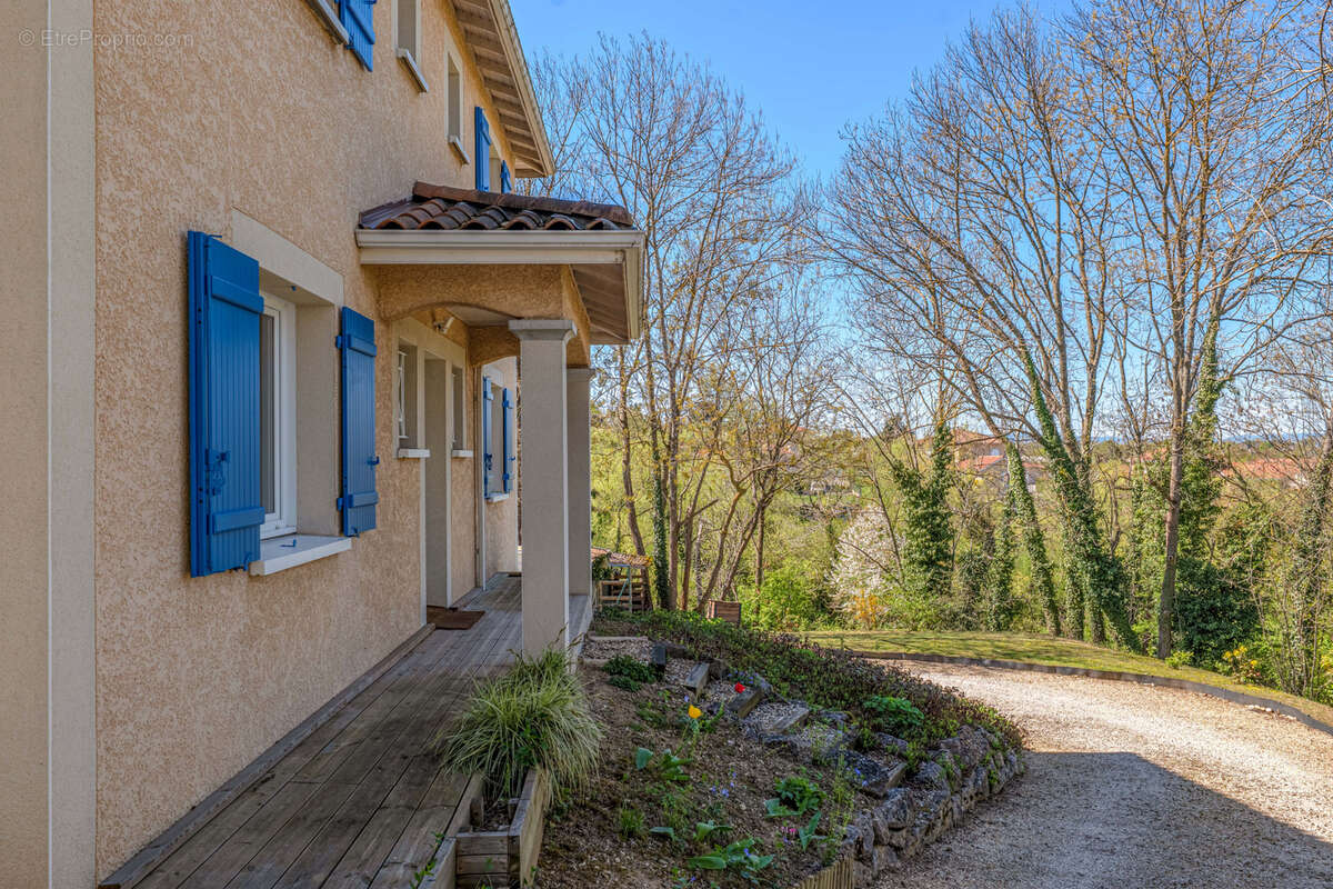 Maison à LA TOUR-DE-SALVAGNY