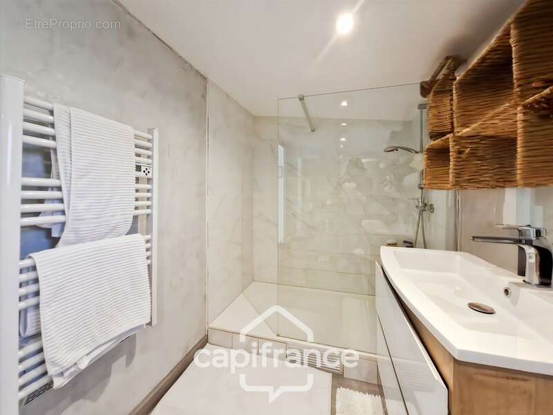 Alleins, maison de plain pied de   83m2 environ établie en zone agricole sur une parcelle de 3 400m2 m2 avec garage attenant - photo 11