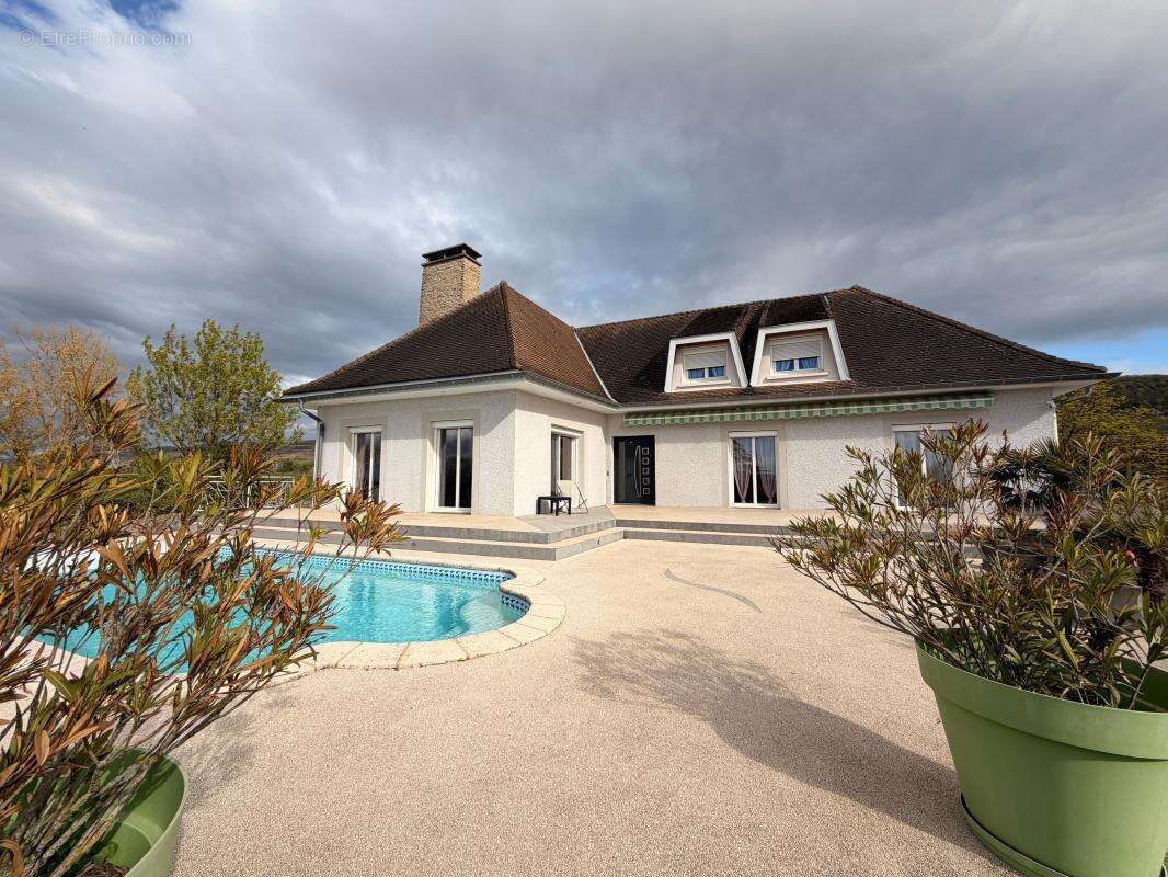 Maison à LEYRIEU