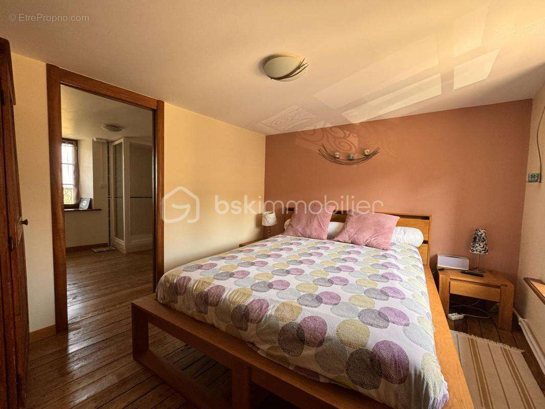 Propriété familiale de 265 m2 avec dépendances - 12 pièces - 9 chambres - photo 10