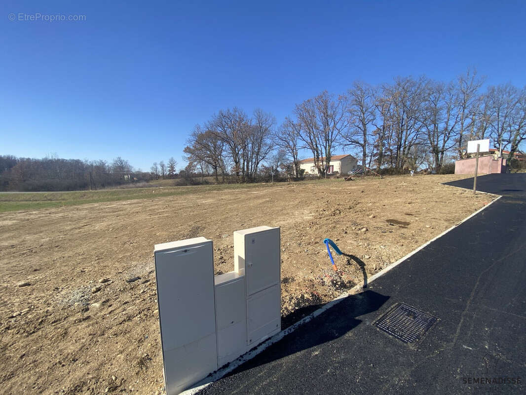 Terrain à SAINT-CLAR-DE-RIVIERE