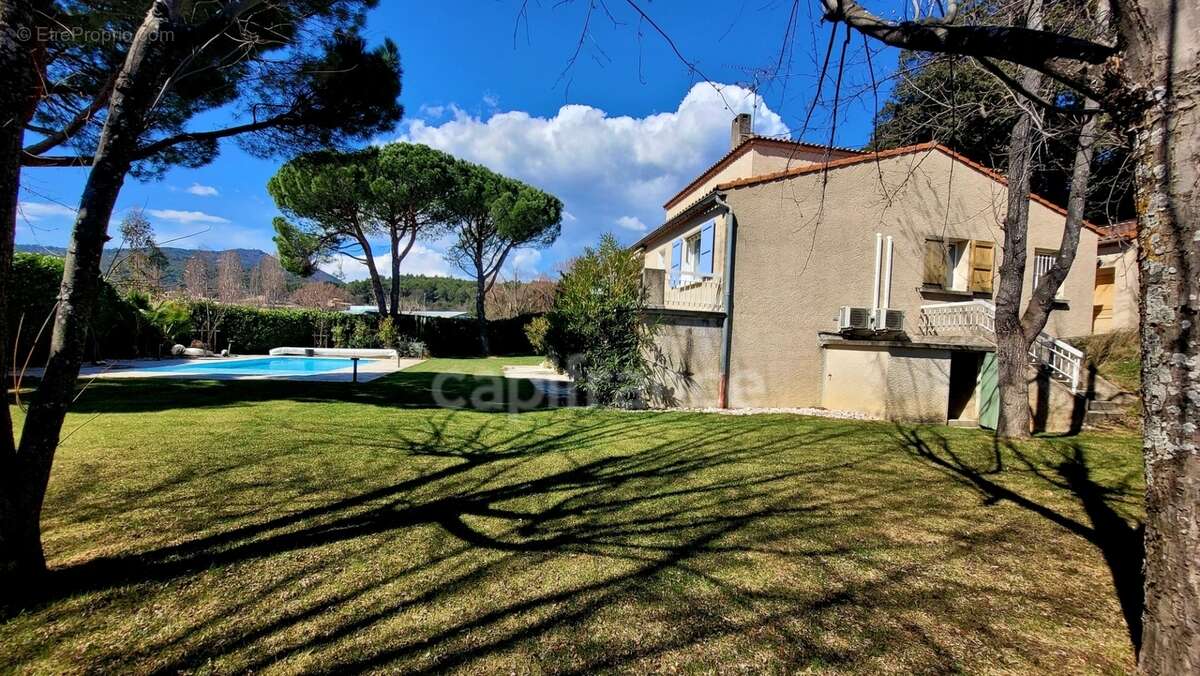 PEYRUIS (04) Villa de 247 m2 avec piscine édifiée sur une parcelle de 2400 m2 - photo 19
