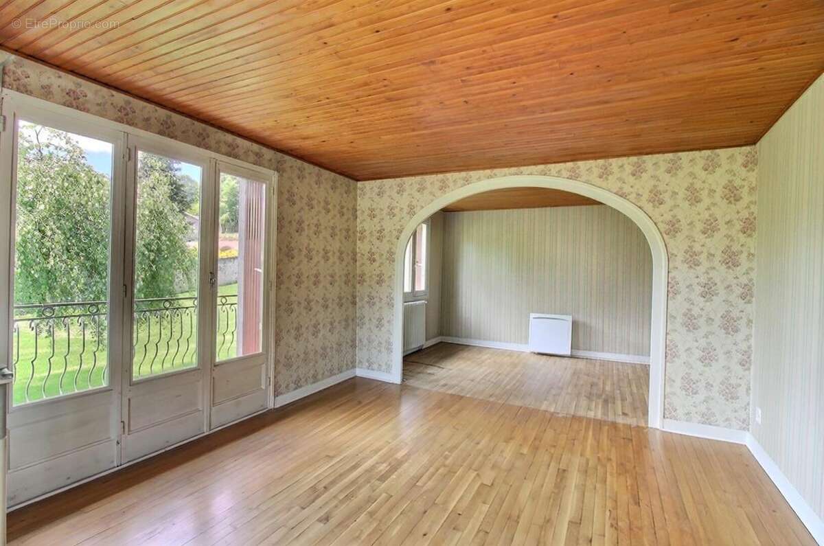 Entre Saint Pal de Mons et Saint Romain Lachalm 43620 ensemble immobilier 700m² de bâtiments dont une maison d'habitation sur 1  - photo 7