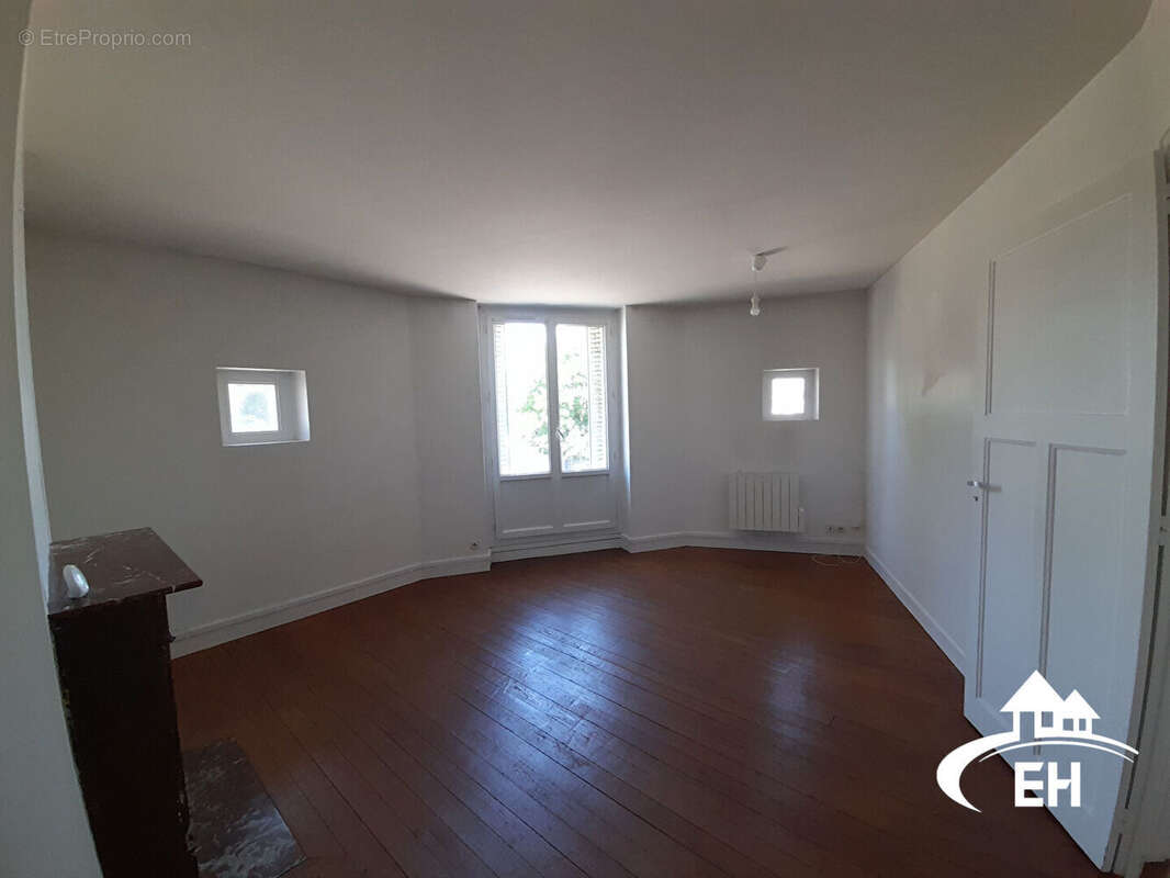A vendre - immeuble de 210 m² - photo 4