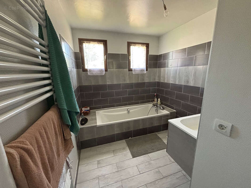 En Exclusivité ! Belle maison en pierre de 186 m² au coeur du Pays des Lacs - CHEVROTAINE - photo 5