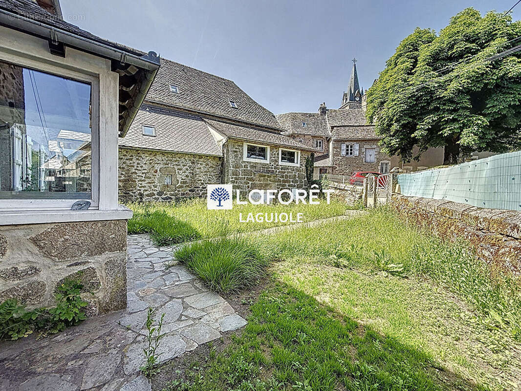 Maison à SAINTE-GENEVIEVE-SUR-ARGENCE