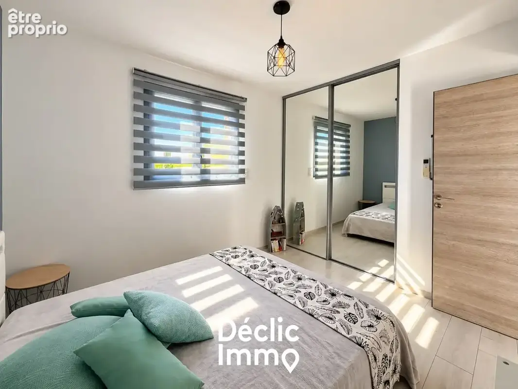 Villa contemporaine  5 chambres  piscine  vue mont saint-loup  vendue meublée - photo 11