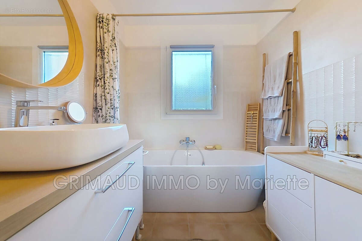 Appartement à GRIMAUD