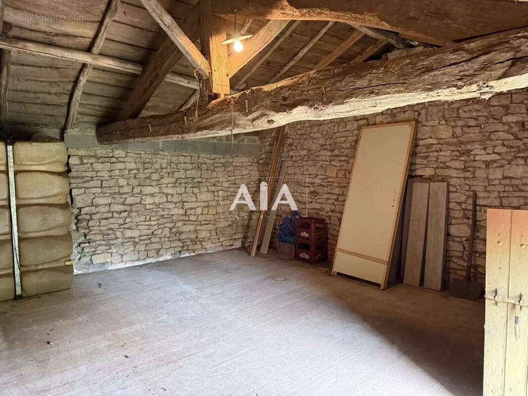 Maison à LES ADJOTS