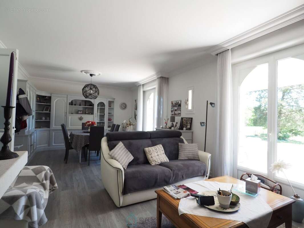 Agréable et lumineuse traditionnelle sur sous-sol complet - Belle parcelle paysagée de 2 800 m² - photo 5
