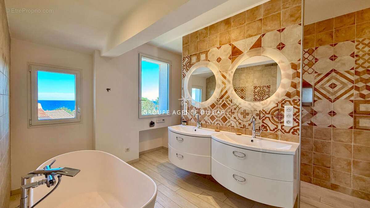 Villa pieds dans l'eau 7 pieces avec piscine vue golfe de saint tropez, aux issambres - photo 15