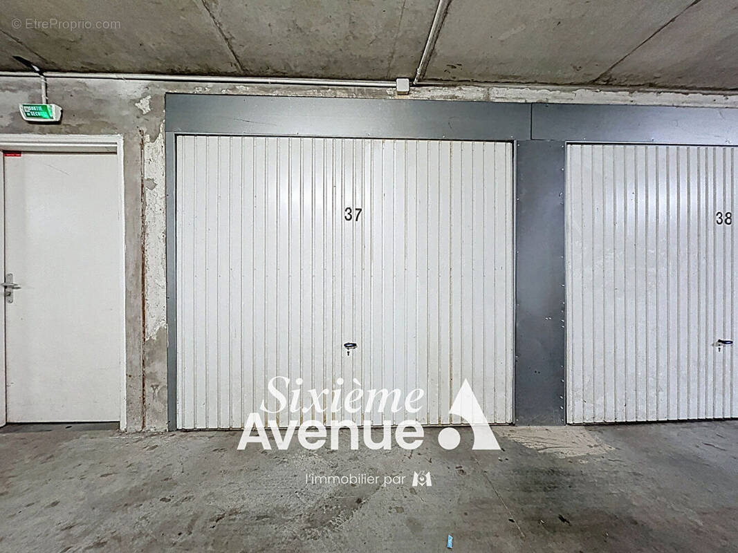 Parking à DECINES-CHARPIEU