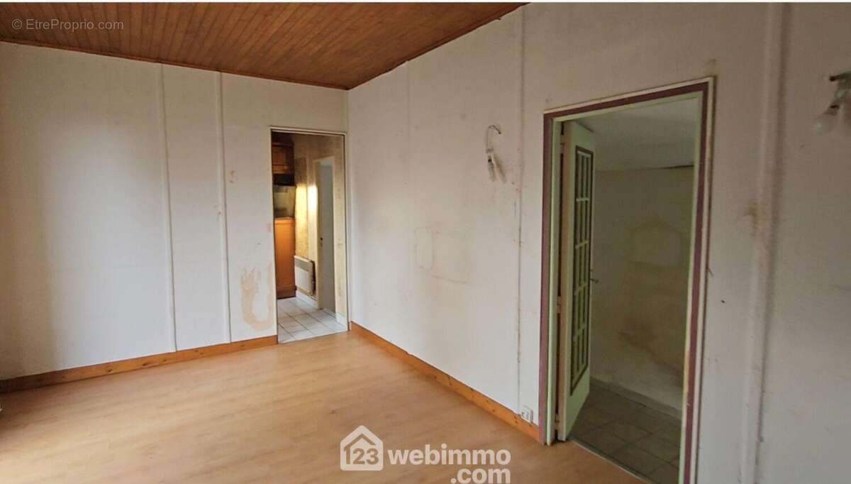 Un séjour lumineux de 14 m² tout parqueté. - Maison à SOISY-SUR-ECOLE