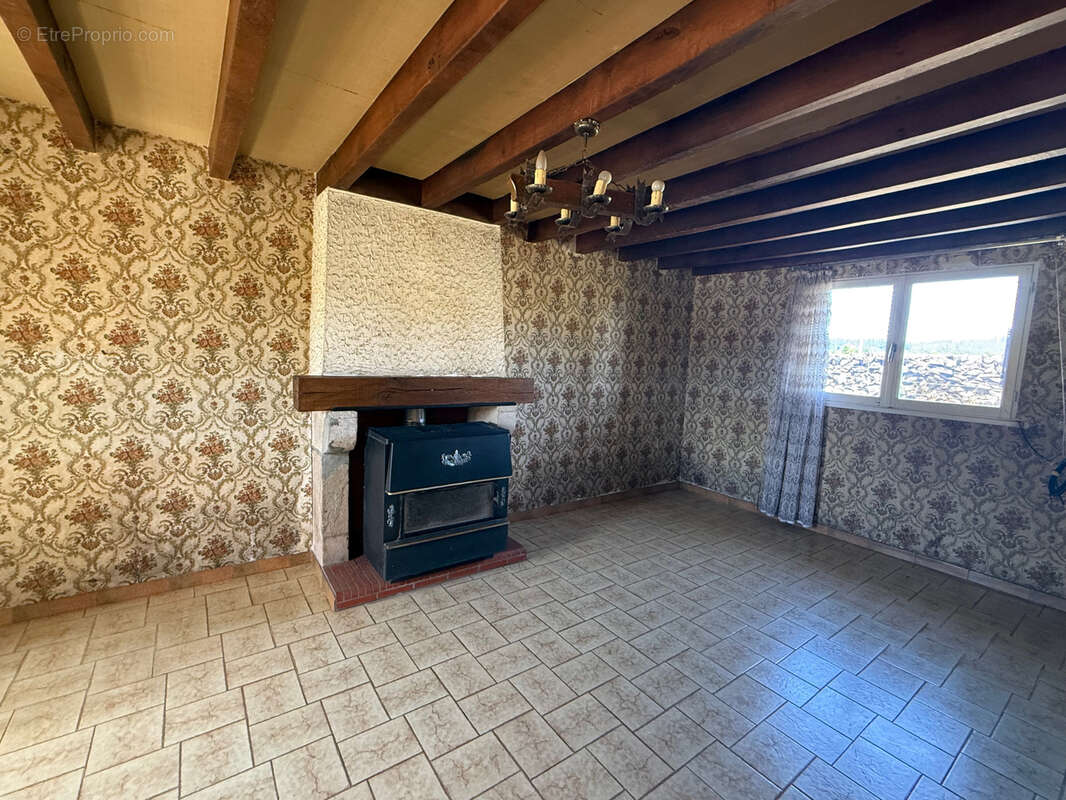 Maison à SAINT-JULIEN-LA-GENESTE