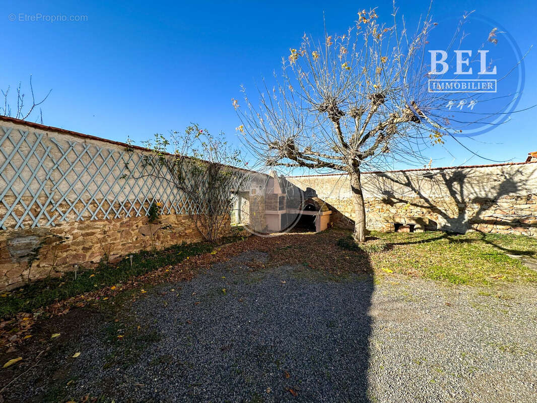 Cour avec barbecue et four à pizza - Maison à AVEIZE