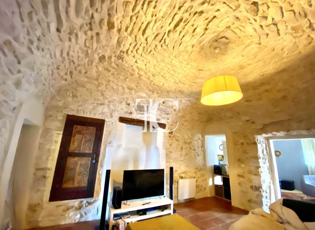 Sud barjac, maison de village de caractere, 178m2, 3 chambres, piscine, jardin 960m2 - photo 8