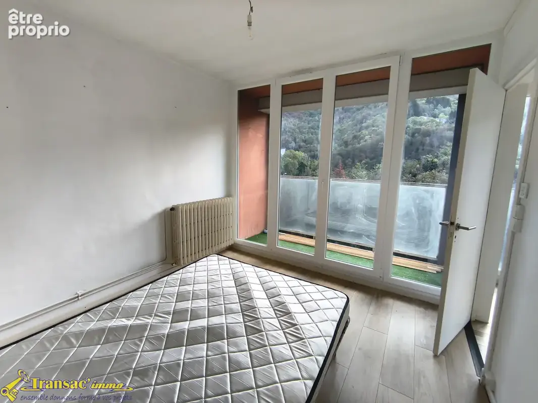 Haut de Thiers, appartement type F3 de 52m2 au RDC avec balcon et une cave. - photo 4