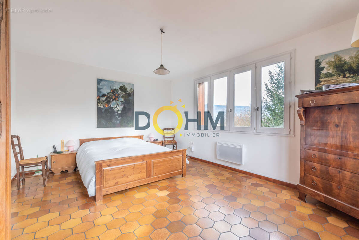 A vendre ambert maison renovee avec vue magnifique , calme, 5 chambres - photo 10