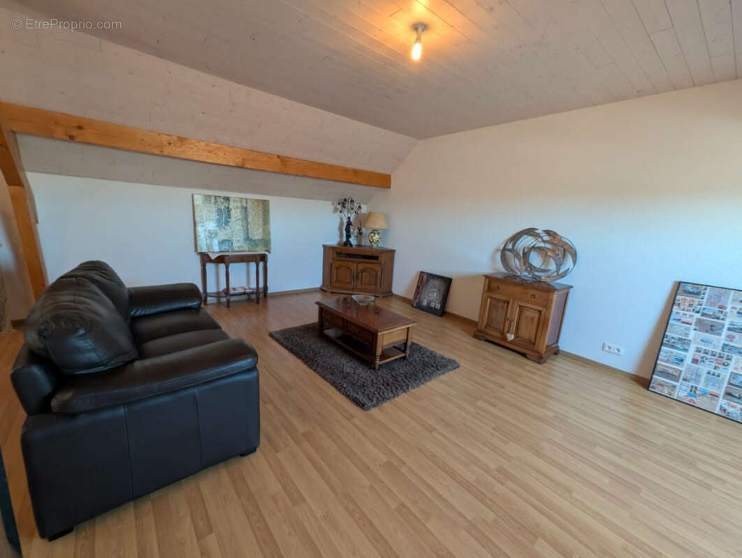 Maison à NEUVELLE-LES-CROMARY