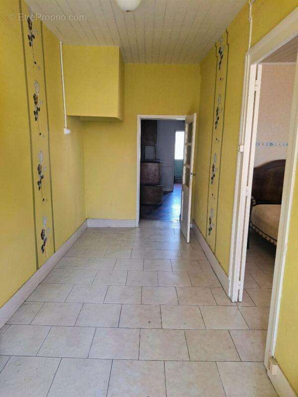 Maison de campagne à rénover - 120 m², 3 chambres, 1,8 ha de terrain avec chai à Saint-Palais-de-Négrignac - photo 3