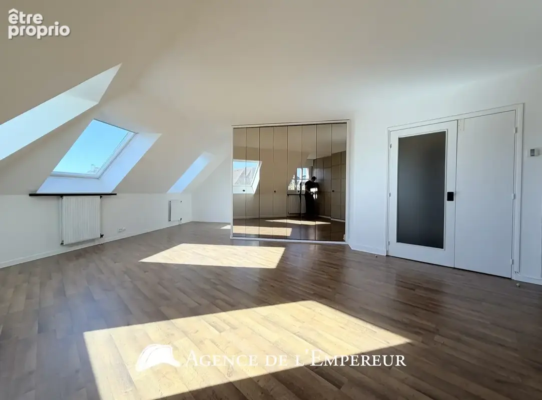 Grand studio 43 m2 (50 m2 au sol) — Dernier étage. Place des Arts. Parking et cave. - photo 3