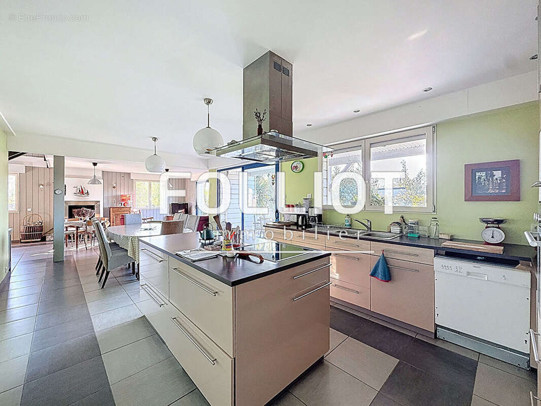 Maison familiale à vendre à Jullouville - Confort et tranquillité assurés - photo 6