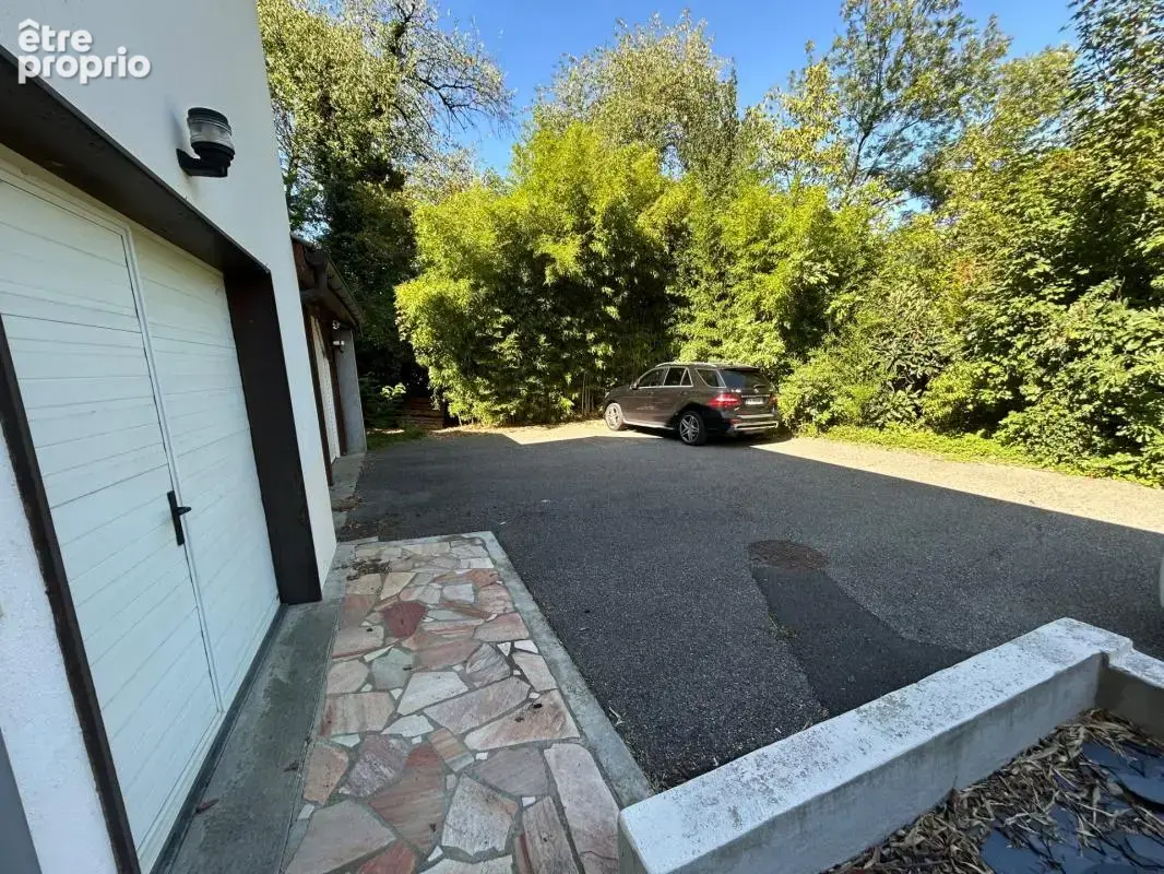 viviers du lac maison 7 pièces 158 m2 env + T2 loué + 2 garages avec terrain de 2500 m2 environ - photo 2