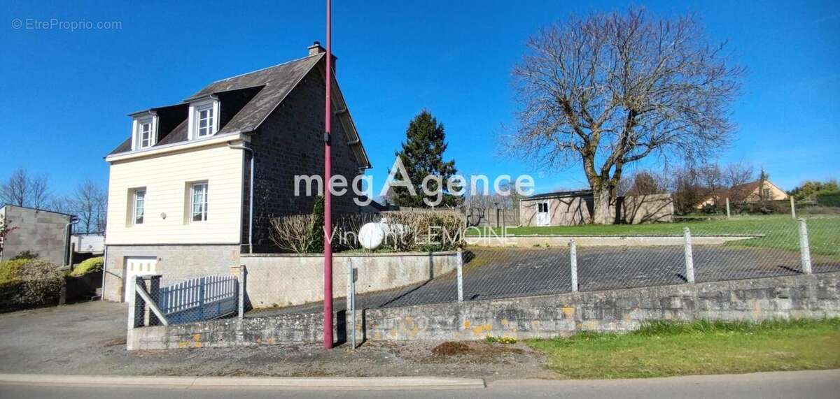 Maison à PERRIERS-EN-BEAUFICEL
