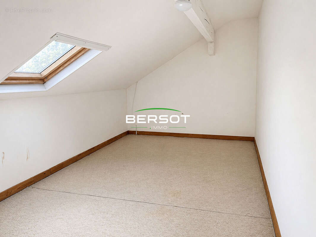 Maison 10 pièces sur grand sous-sol - photo 7