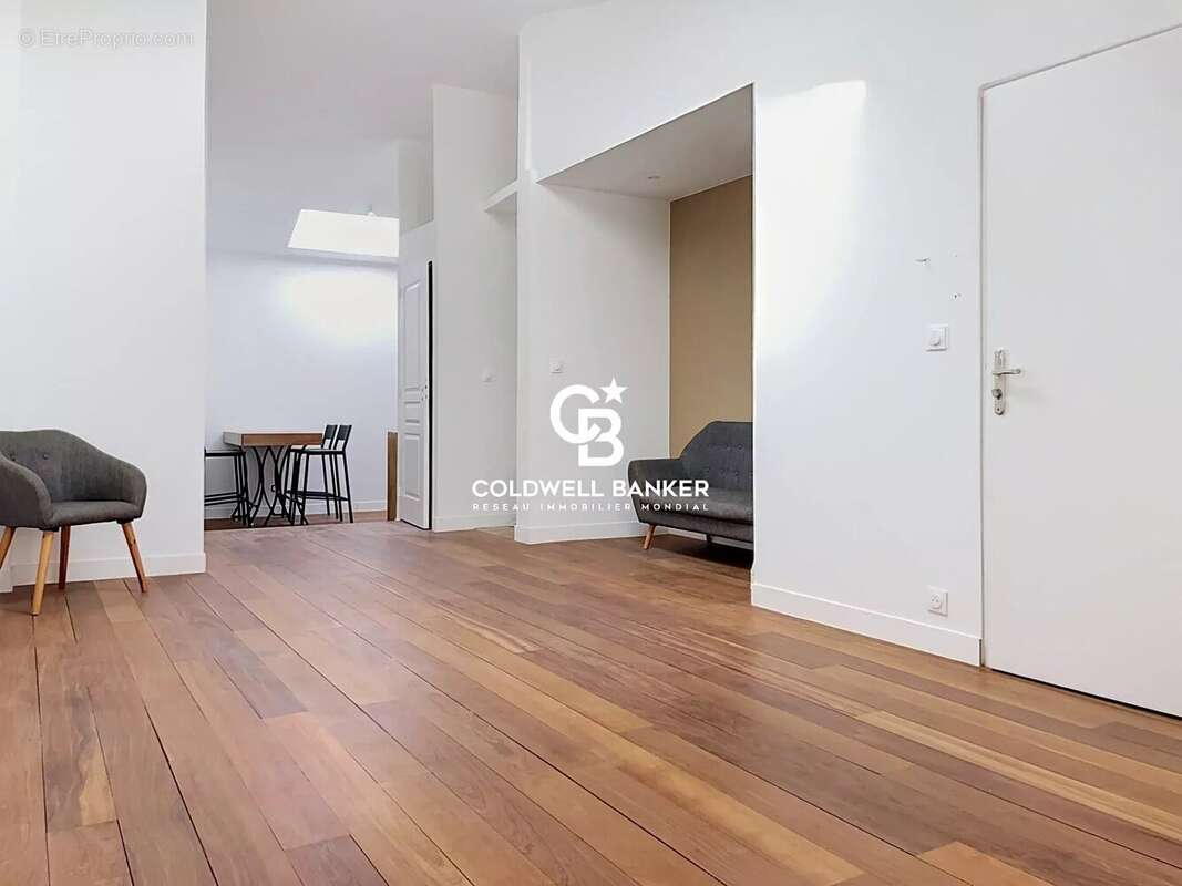 À deux pas du Vieux-Port, un appartement rénové aux volumes généreux - photo 20