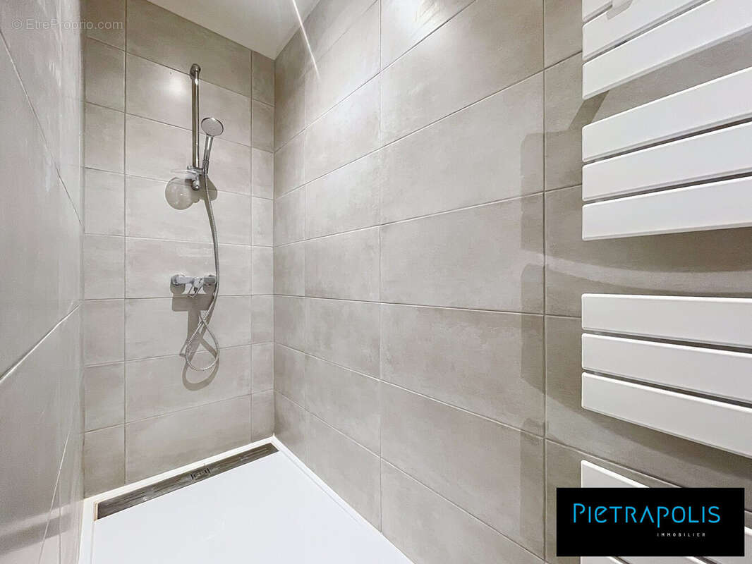 Salle d&#039;eau parental - Appartement à BRINDAS