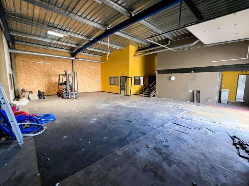 A MARENNES (17), A Vendre en coeur de zone d'activité Bâtiment commercial Mixte 383m², avec bureau-studio à l'étage - photo 2