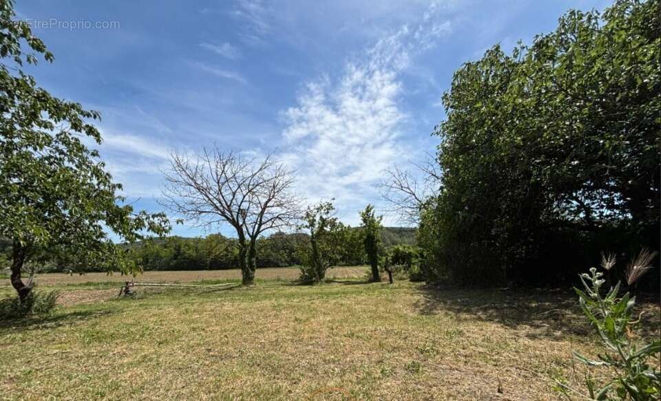 Terrain 740 m² à Les Granges-Gontardes  - photo 2
