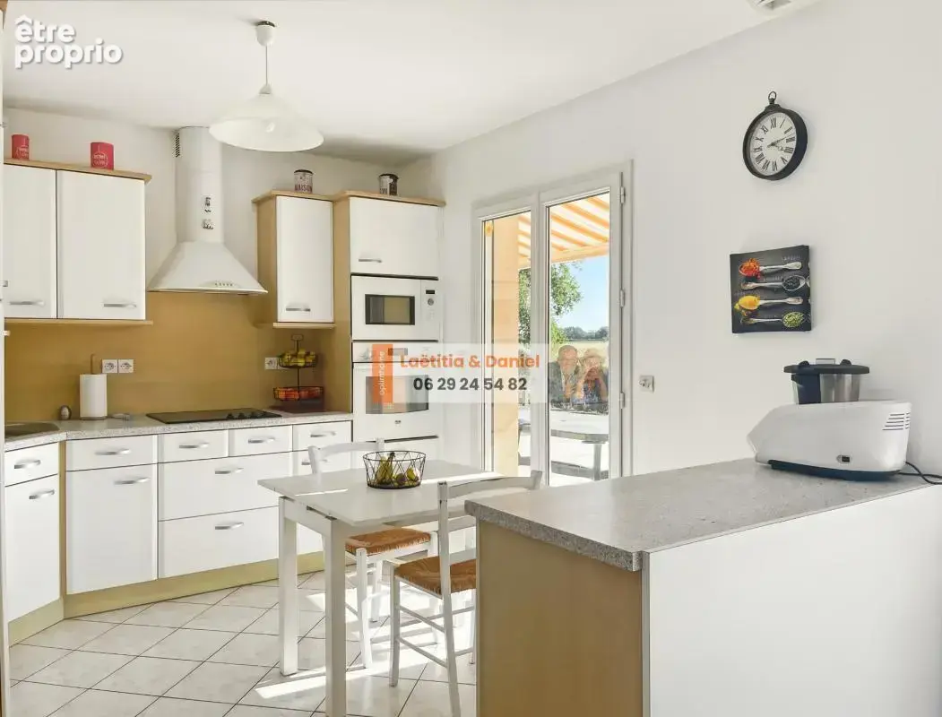 À 3 minutes de Verneuil-sur-Avre, cette maison de 140 m² vous séduira par ses beaux volumes, son terrain clos et arboré de 2 500 - photo 9