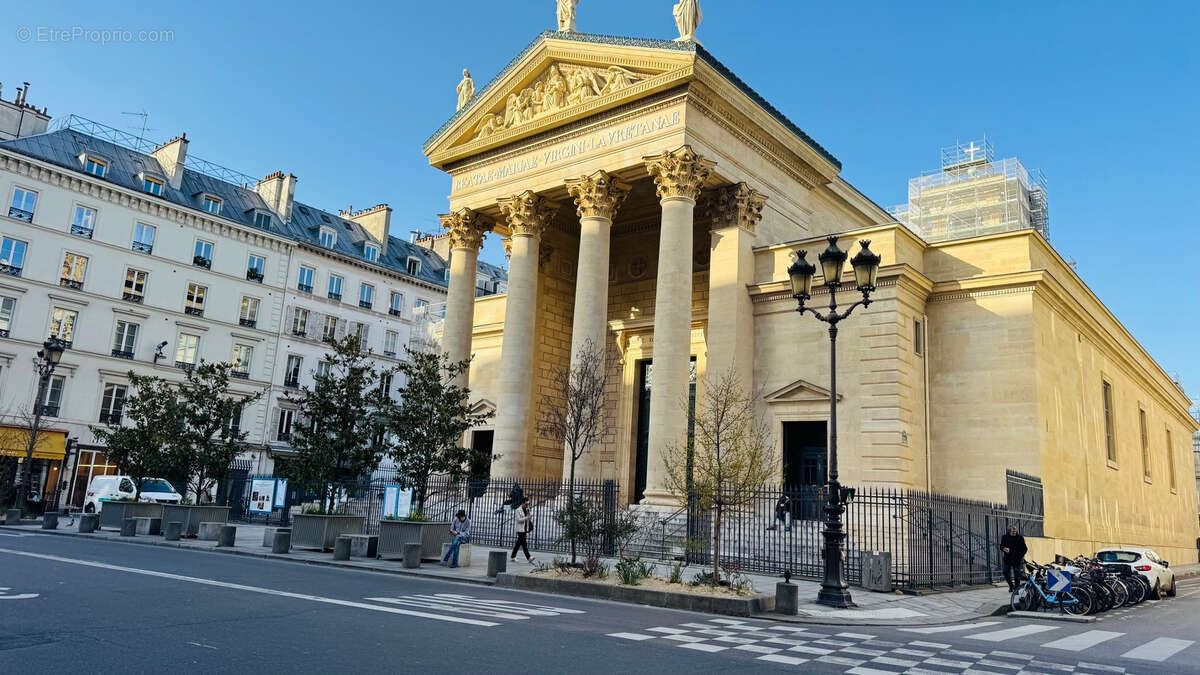 Commerce à PARIS-9E