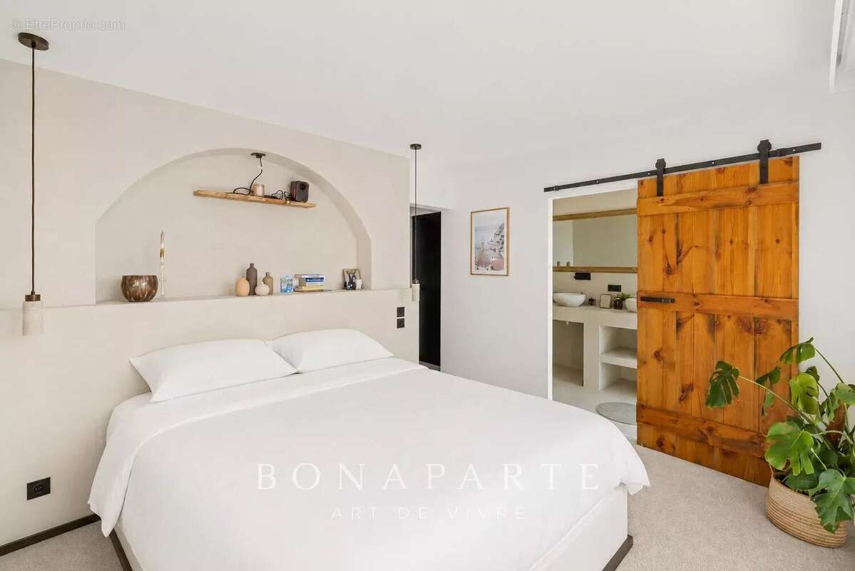 Aux portes de SUPER CANNES, élégante villa entiérement rénové - vue mer panoramique - position dominante - photo 10