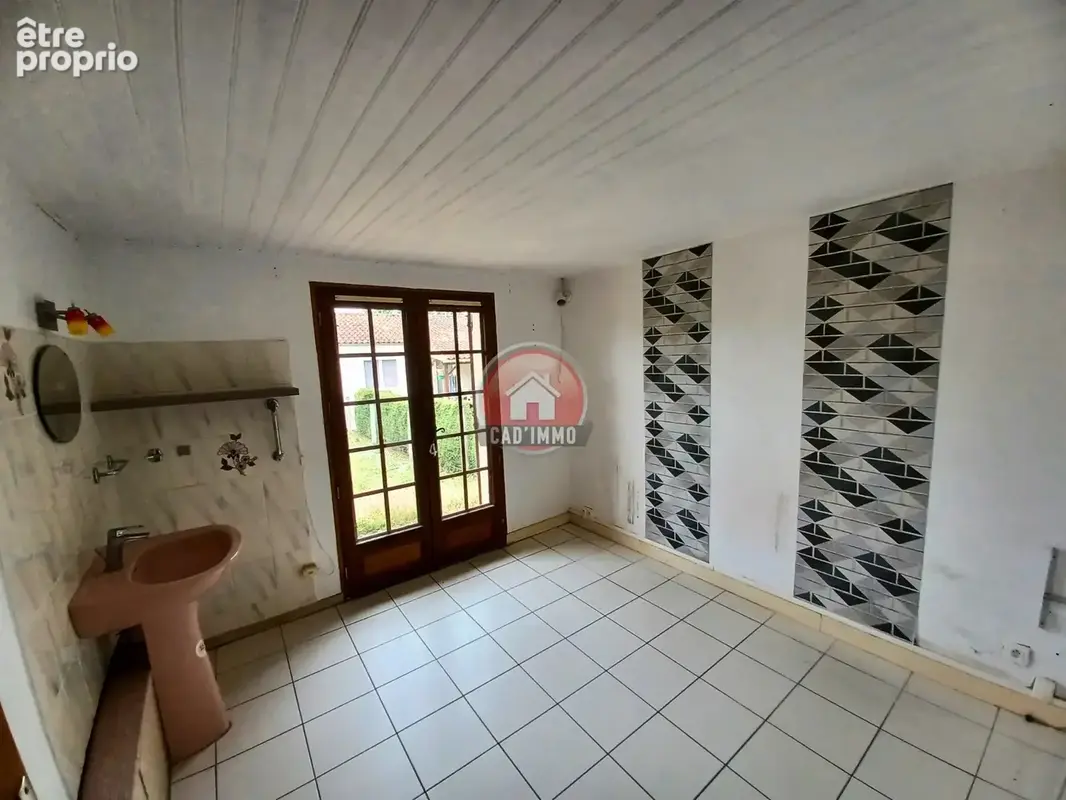 Maison de plain-pied avec piscine et dépendance dans un village avec tous commerces - photo 9