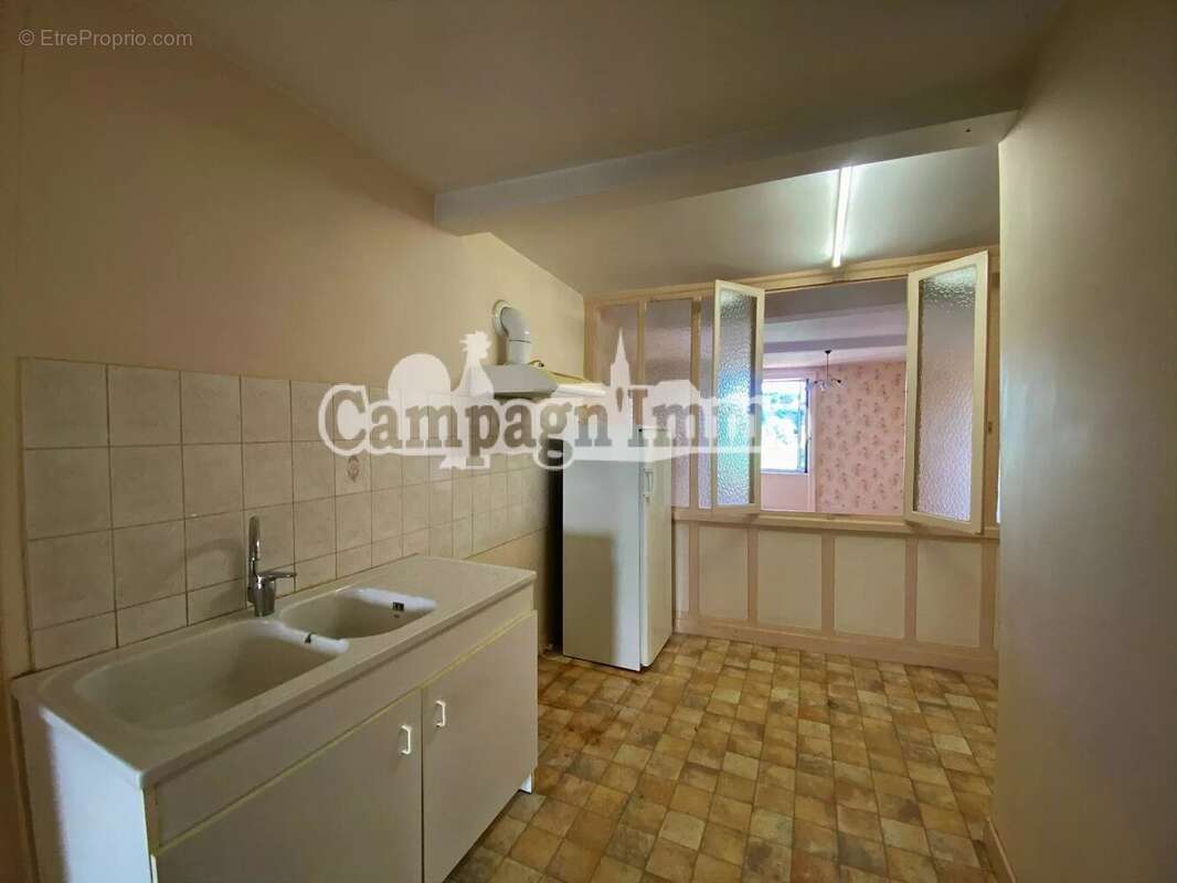 Maison à SAINT-CYR-DE-VALORGES