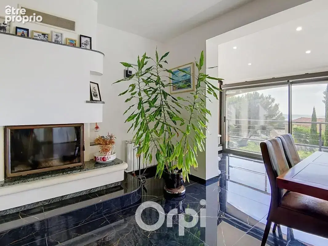 À vendre maison de type 5 d'environ 140m² habitables entièrement rénovée avec piscine et vue mer - photo 10