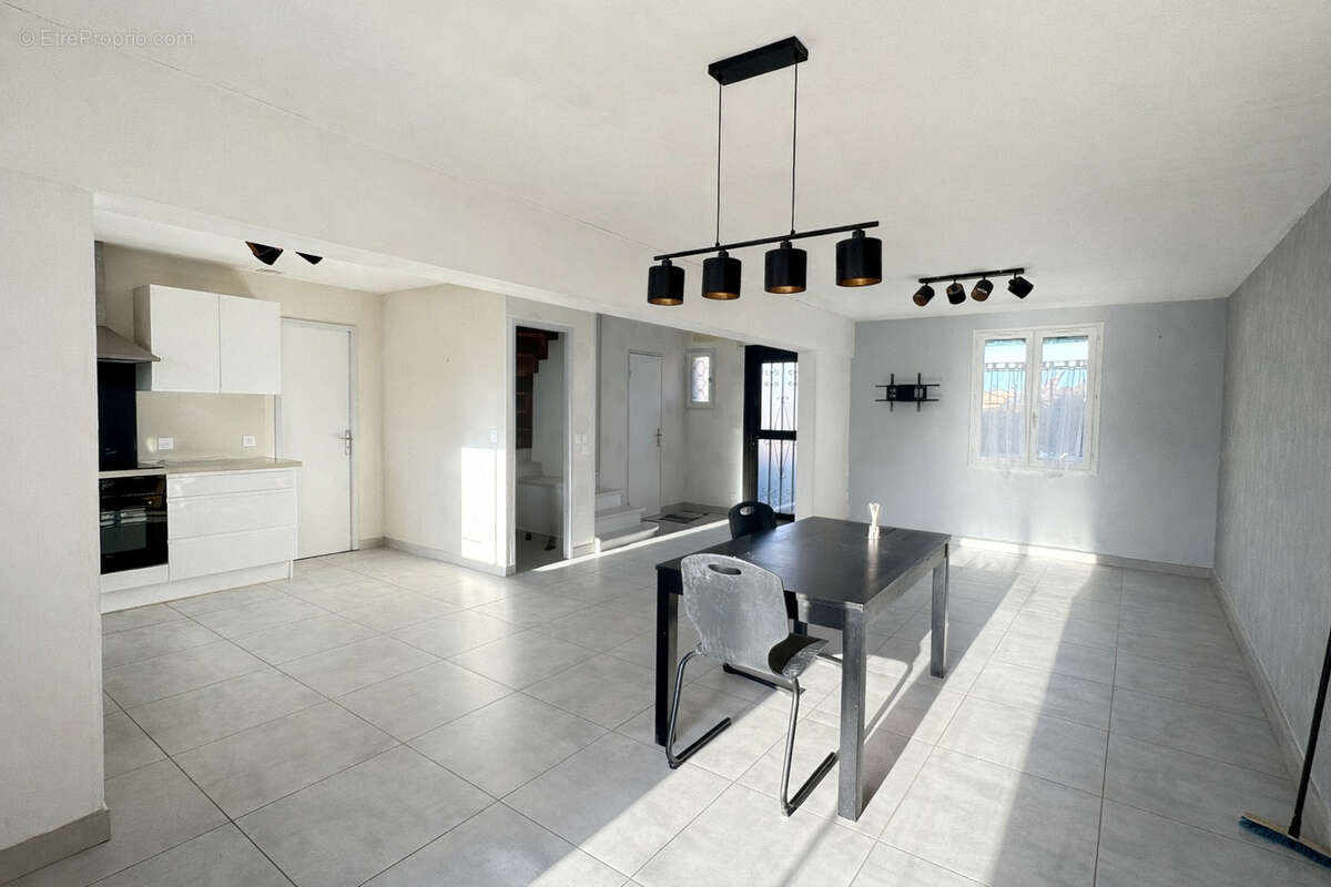 Maison à SAINT-LAURENT-DE-LA-SALANQUE