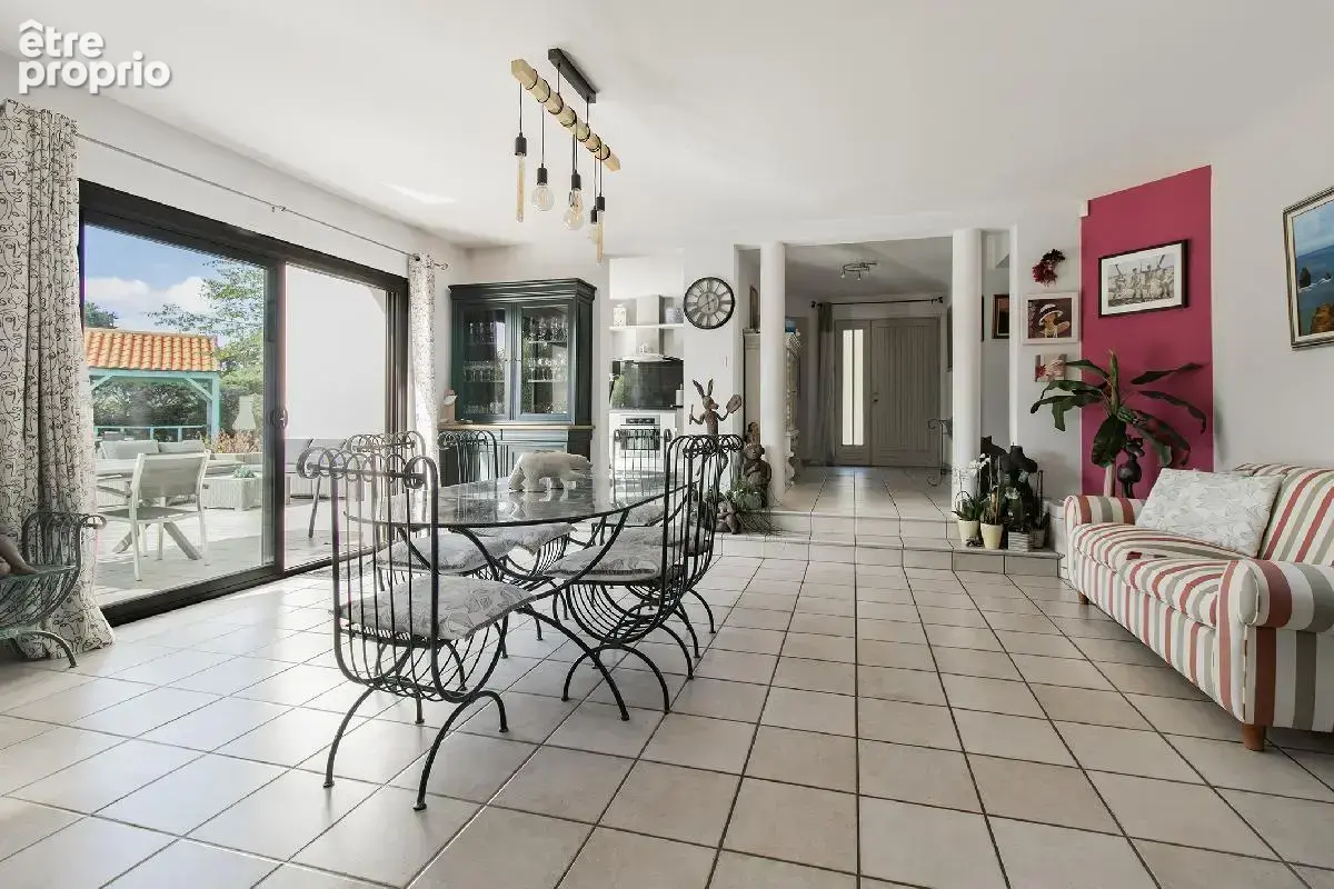 Maison de standing de 230 m², 3 chambres (possibilités 4), mezzanine, bureau, jacuzzi et piscine sur plus de 3000 m² - photo 7