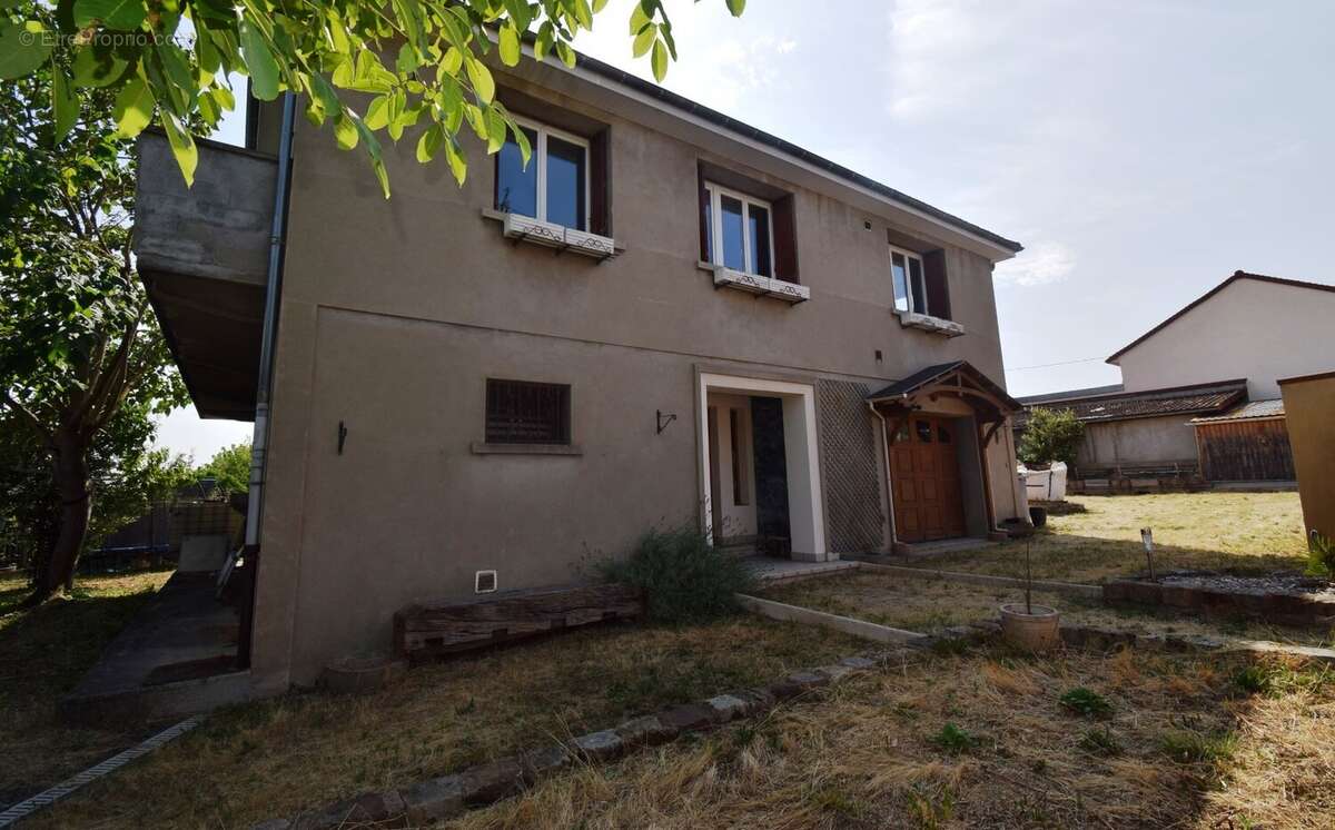 À VENDRE - Maison sur les hauteurs de CUSSET avec garage et jardin. - photo 2