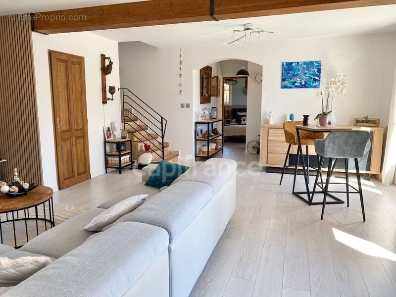 Maison à vendre 5 minutes d’Uzès : Villa lumineuse T5 116 m2 avec piscine, garage, terrain 1200m2 - photo 2