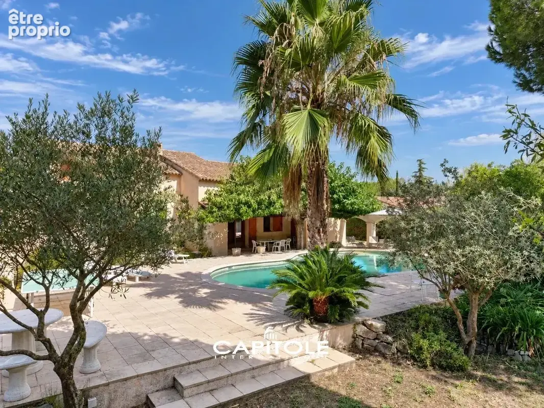 Antibes - Villa Provençale 6 pièces d'env. 188 m² avec un 2 pièces indépendant, terrain de 1 525 m² avec piscine,  pool house et - photo 2