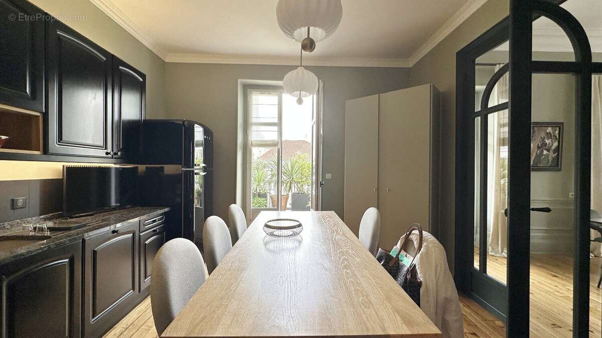 APPARTEMENT de type T4 DE 149 M2 AVEC TERRASSE DE 28 M2 + cave + de parking privatif - photo 8