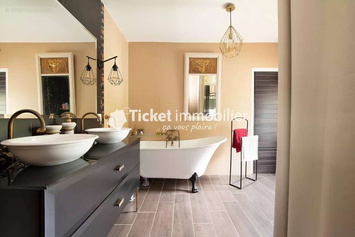 Maison à MONTAIGUT-SUR-SAVE